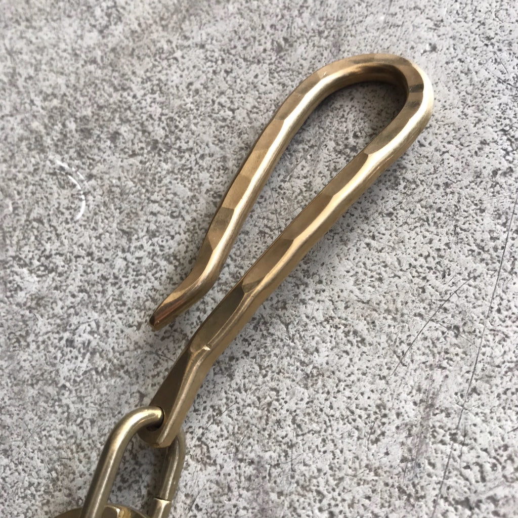 https://www.stuf-f.com/media/image/0b/32/99/rinouma-brass-key-hook-hammered-2.jpg