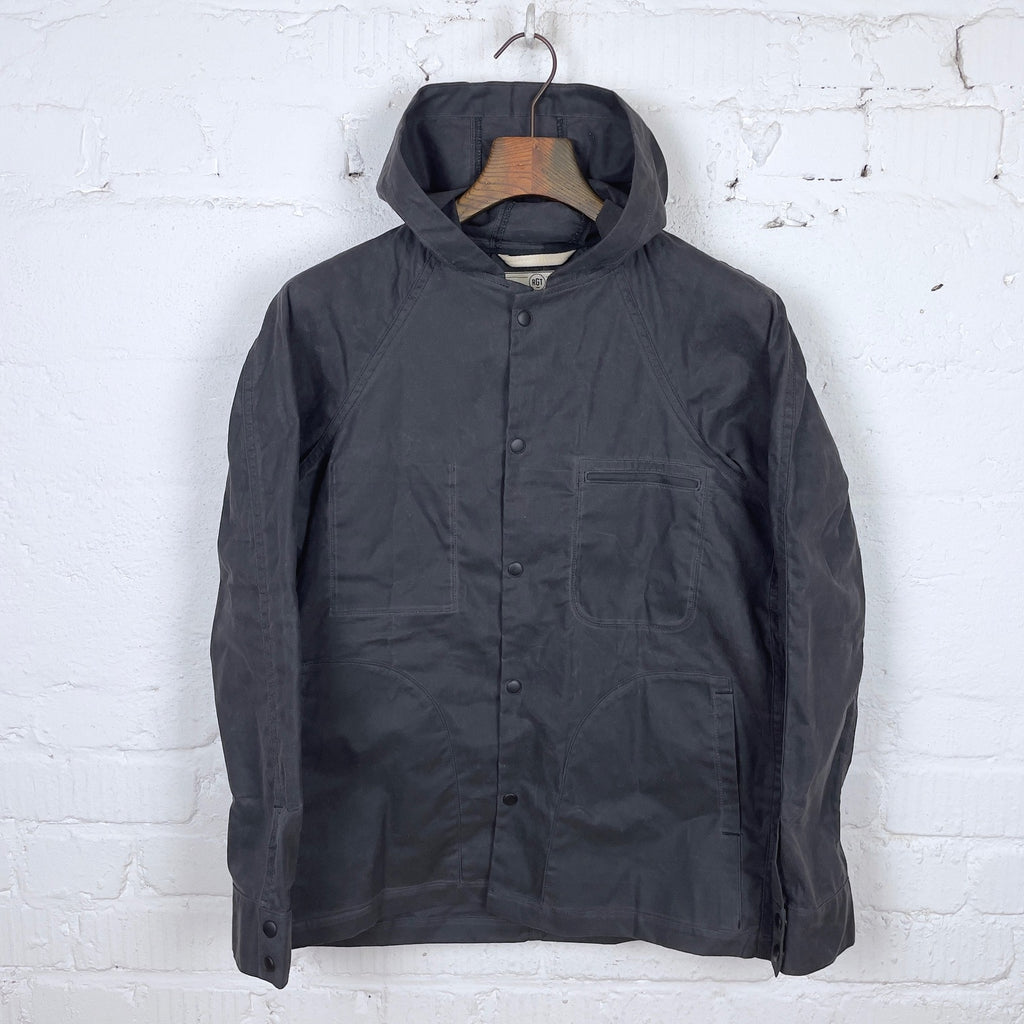https://www.stuf-f.com/media/image/d0/27/a8/rogue-territory-hooded-ridgeline-jacket-waxed-graphite-1.jpg