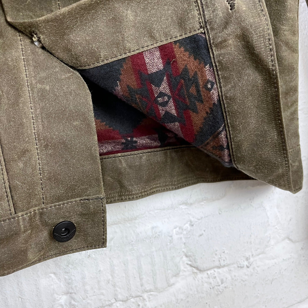 https://www.stuf-f.com/media/image/c7/29/52/rogue-territory-lined-ridgeline-supply-jacket-waxed-brown-3.jpg
