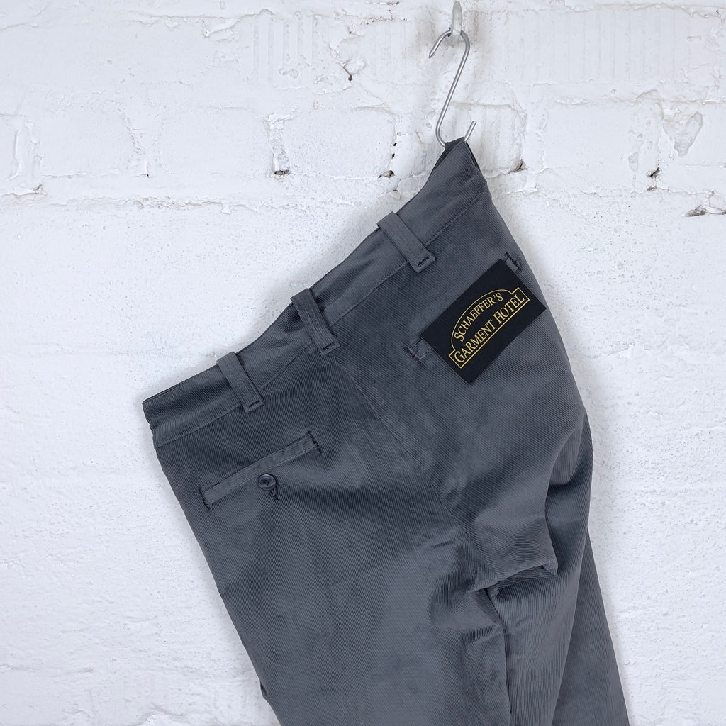 https://www.stuf-f.com/media/image/e6/9b/e3/schaeffers-garment-hotel-charcoal-whale-corduroy-chino-tall-straight-3.jpg