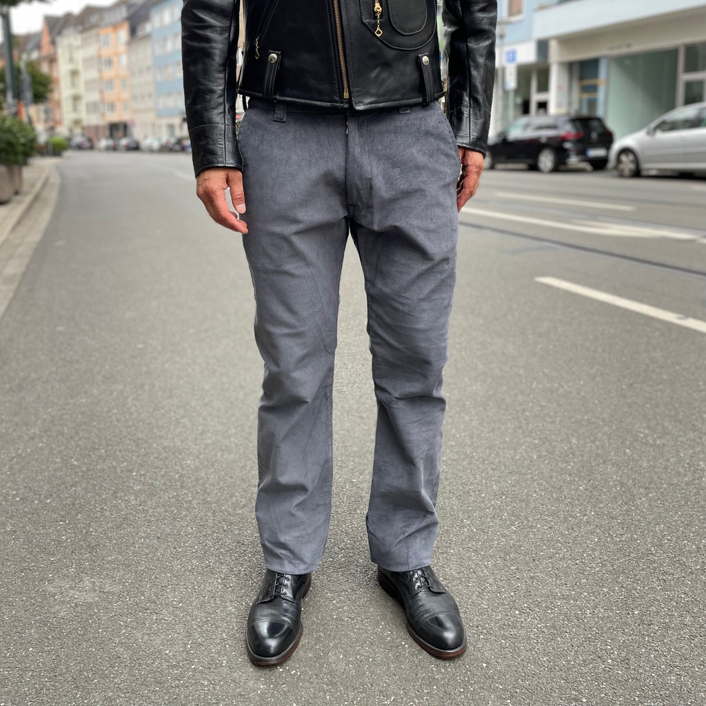 https://www.stuf-f.com/media/image/6c/30/18/schaeffers-garment-hotel-charcoal-whale-corduroy-chino-tall-straight-9.jpg