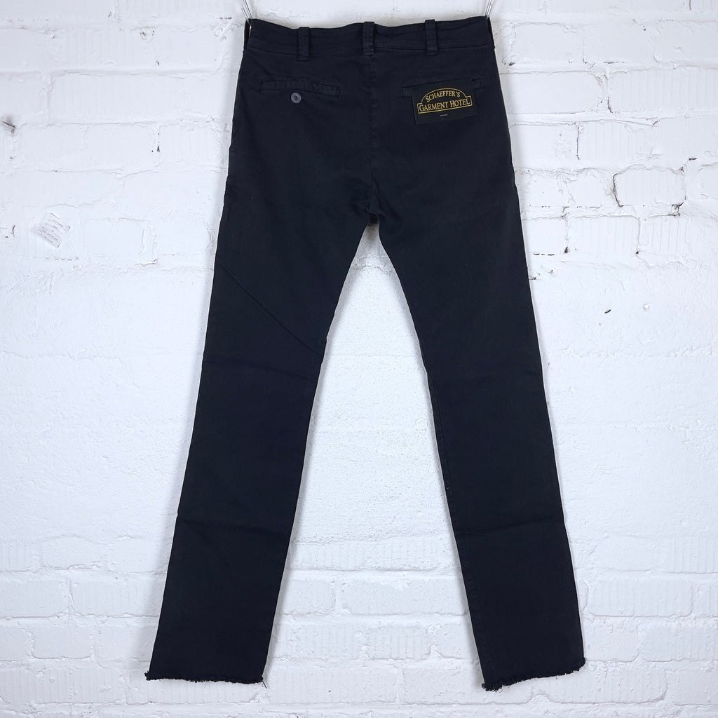 https://www.stuf-f.com/media/image/00/c1/d9/schaeffers-garment-hotel-italian-twill-overdyed-chino-pants-black-2.jpg