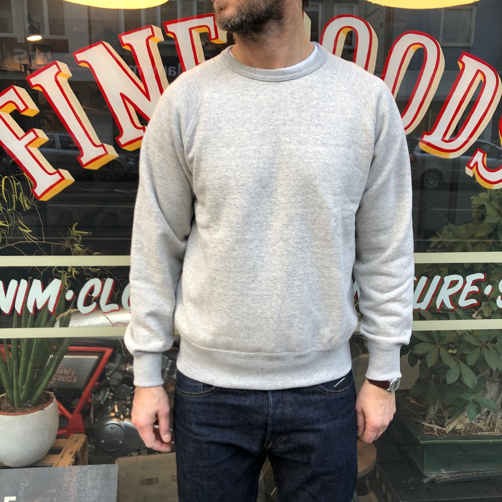 https://www.stuf-f.com/media/image/0a/4b/06/the-real-mccoys-9oz-loopwheel-raglan-sleeve-sweatshirt-grey-2.jpg