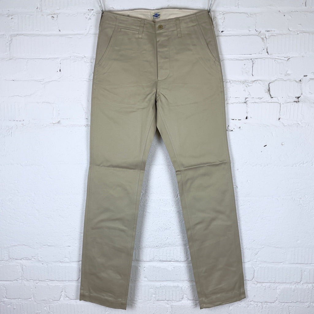 https://www.stuf-f.com/media/image/45/f6/dd/the-real-mccoys-blue-joe-mccoy-chino-trousers-beige-1.jpg