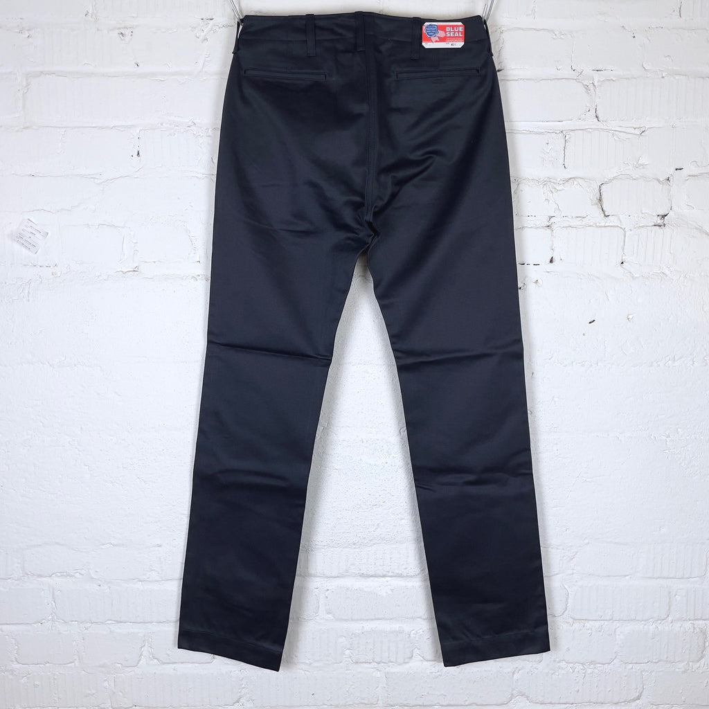 https://www.stuf-f.com/media/image/db/8f/73/the-real-mccoys-blue-seal-chino-trousers-navy-2.jpg