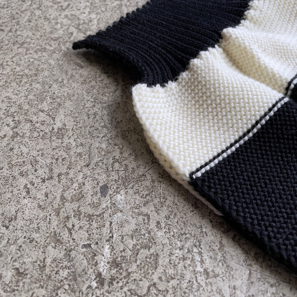 https://www.stuf-f.com/media/image/e4/51/84/the-real-mccoys-buco-striped-wool-knit-scarf-white-black-2.jpg
