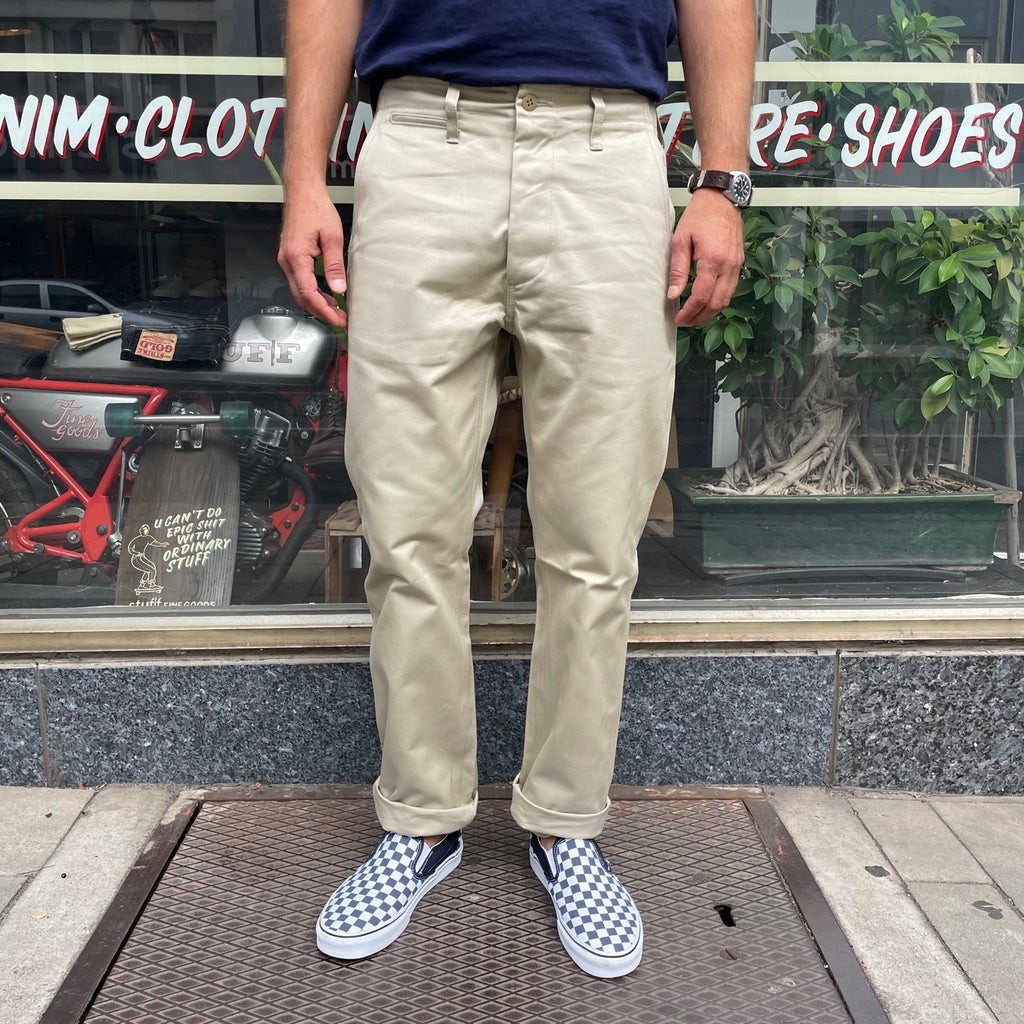 https://www.stuf-f.com/media/image/29/db/b0/the-real-mccoys-joe-mccoy-chino-trousers-beige-1.jpg