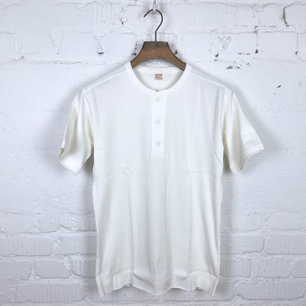 https://www.stuf-f.com/media/image/e6/25/ce/the-real-mccoys-union-henley-undershirt-white-1.jpg