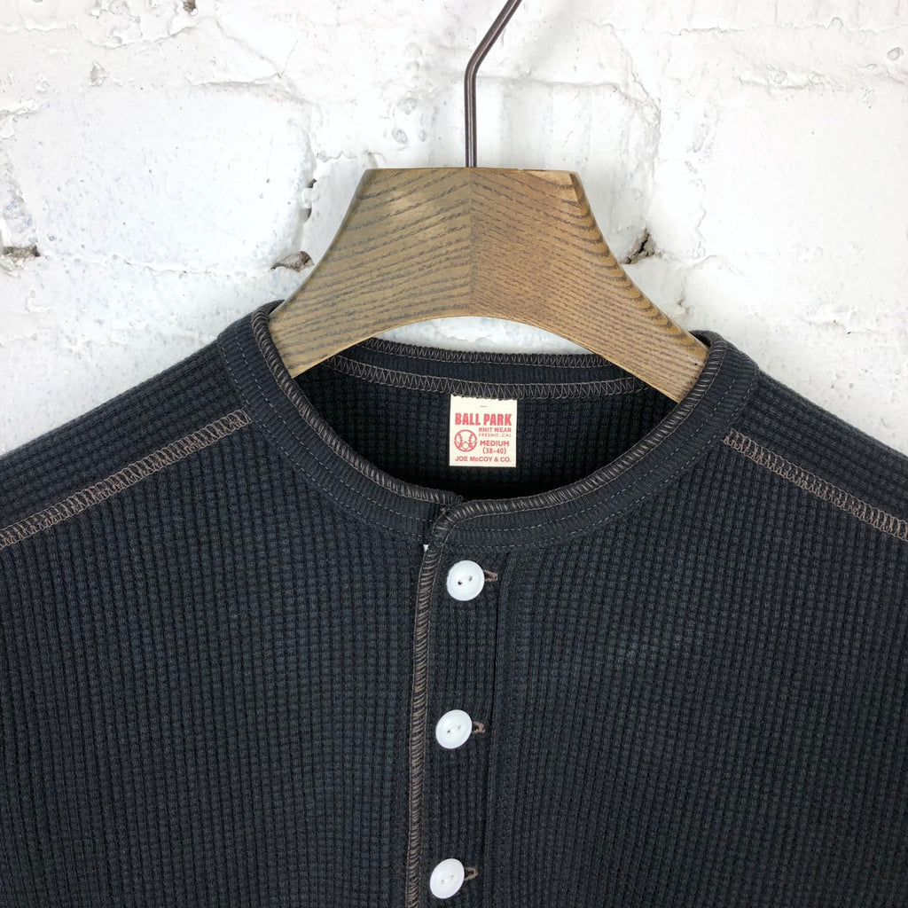 https://www.stuf-f.com/media/image/45/6d/36/the-real-mccoys-waffle-henley-shirt-ls-black-2.jpg