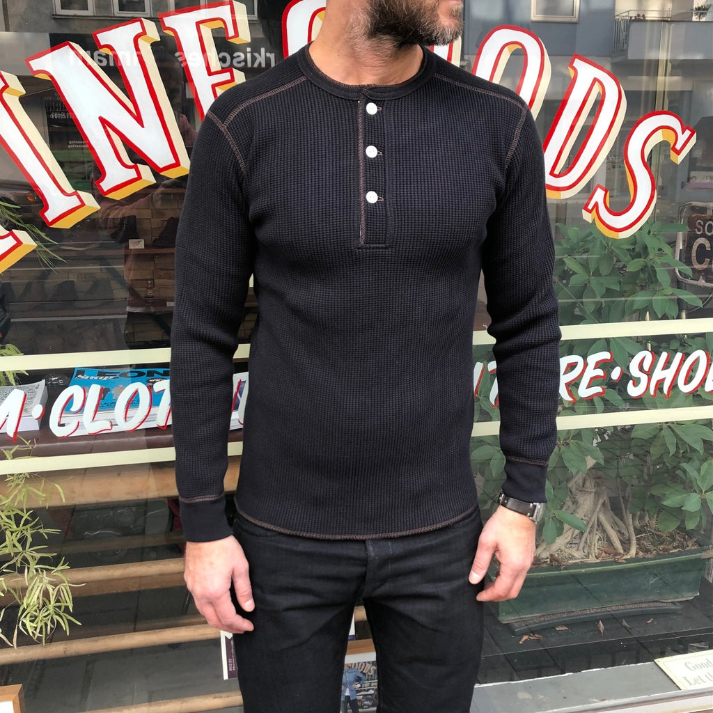 https://www.stuf-f.com/media/image/dd/77/b9/the-real-mccoys-waffle-henley-shirt-ls-black-4.jpg