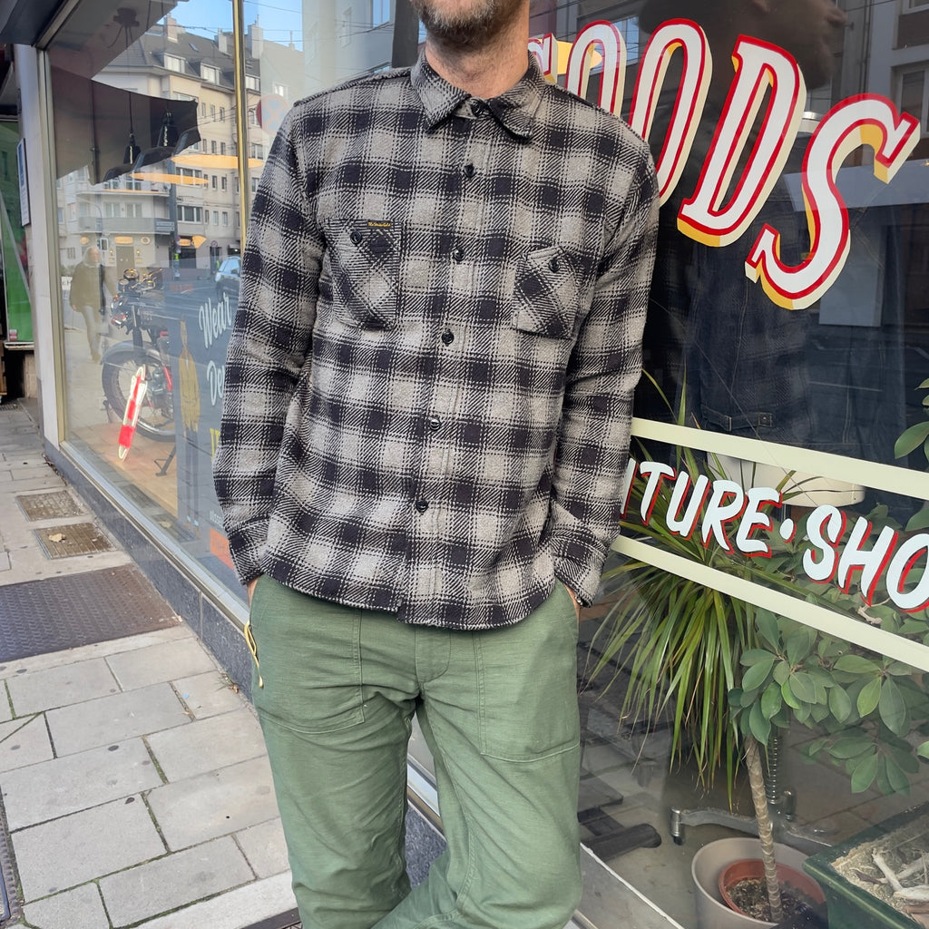 https://www.stuf-f.com/media/image/0e/21/4d/the-strike-gold-sgs2203-recycled-cotton-flannel-mixed-nep-check-work-shirt-gray-5.jpg