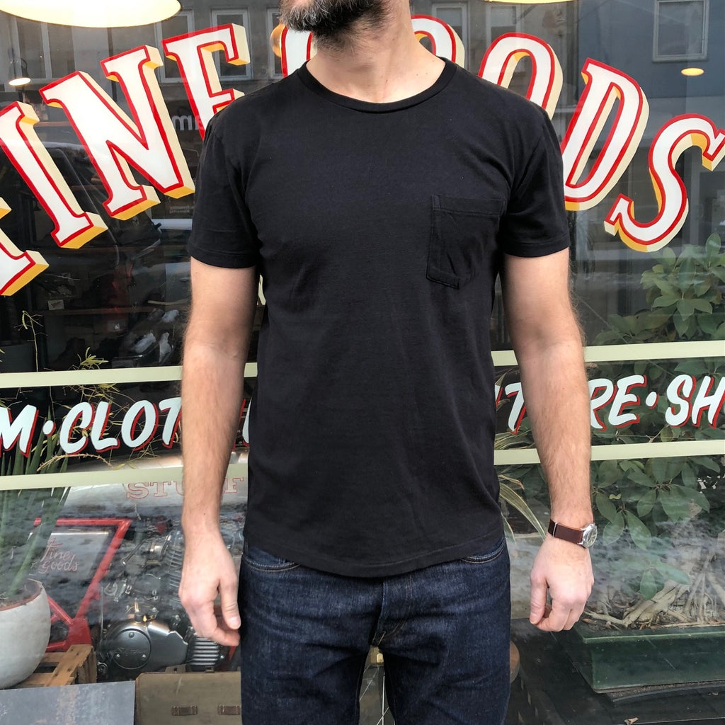 https://www.stuf-f.com/media/image/1f/87/79/twc-x-stuff-california-pocket-tee-black-4.jpg