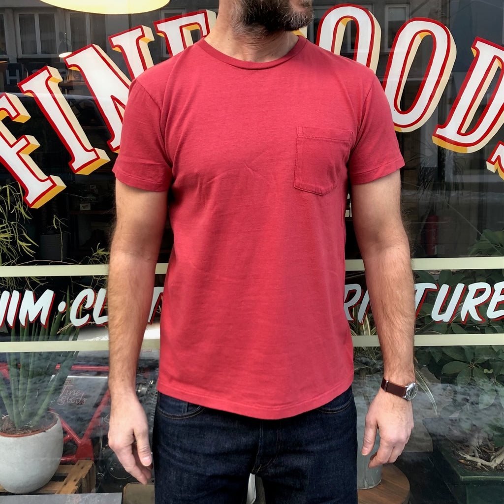 https://www.stuf-f.com/media/image/7c/d8/d6/twc-x-stuff-california-pocket-tee-red-3.jpg