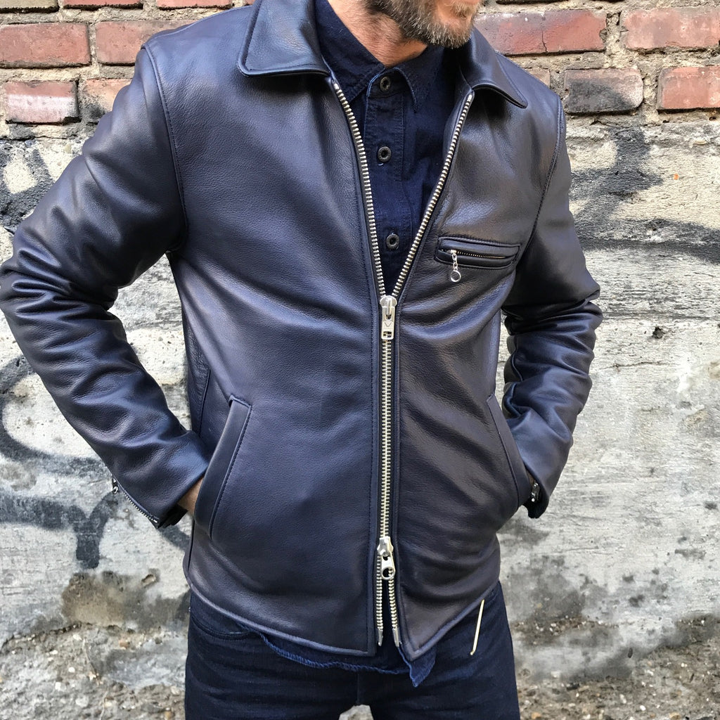 https://www.stuf-f.com/media/image/8c/4b/3e/vanson-leathers-exclusive-stuff-collaboration-leather-jacket-navy-1.jpg