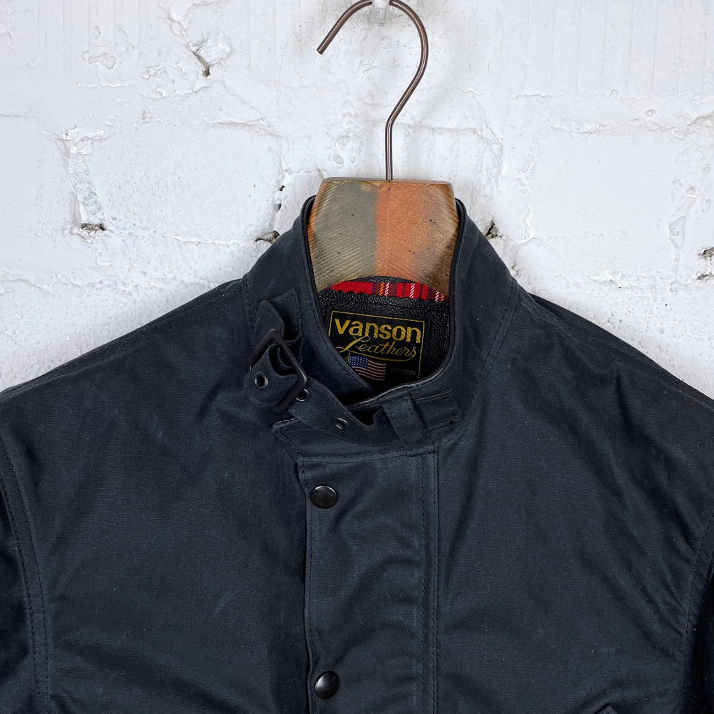 https://www.stuf-f.com/media/image/53/03/f8/vanson-stormer-jacket-black-waxed-canvas-5.jpg