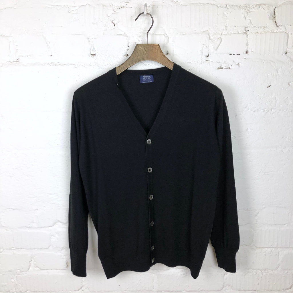 https://www.stuf-f.com/media/image/e5/db/67/william-lockie-superfine-merino-cardigan-black-1.jpg