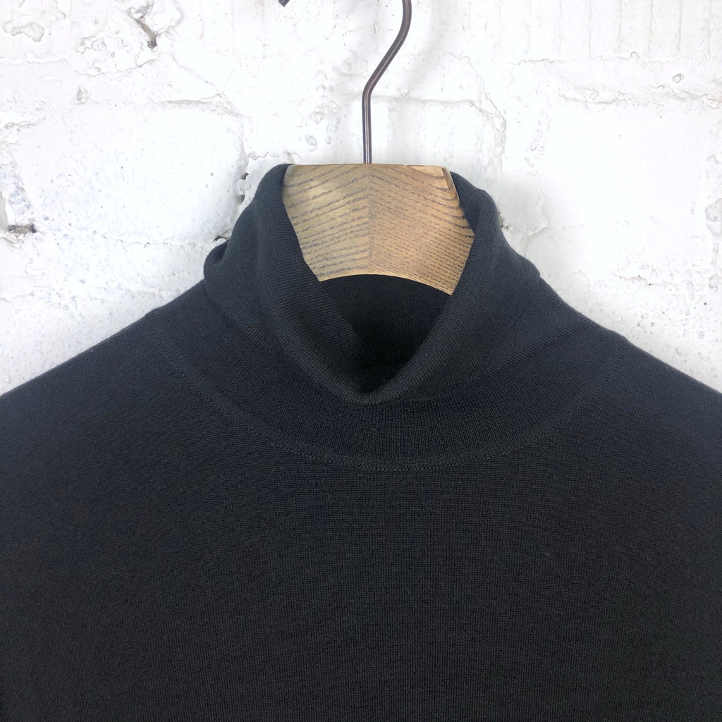 https://www.stuf-f.com/media/image/69/88/31/william-lockie-superfine-merino-roll-neck-knit-sweater-black-4.jpg