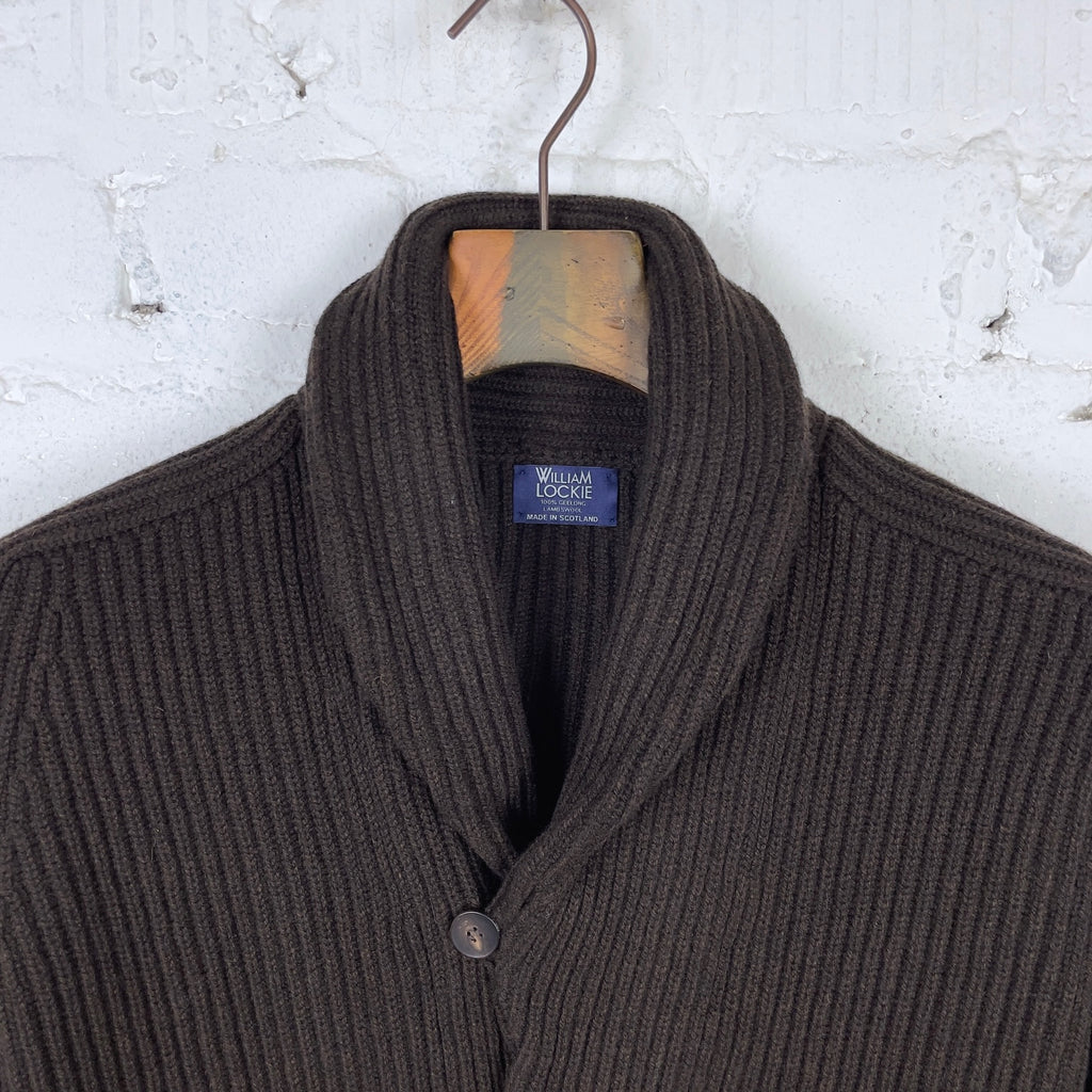 https://www.stuf-f.com/media/image/a5/35/6a/william-lockie-windsor-shawl-collar-cardigan-lambswool-ebony-2.jpg